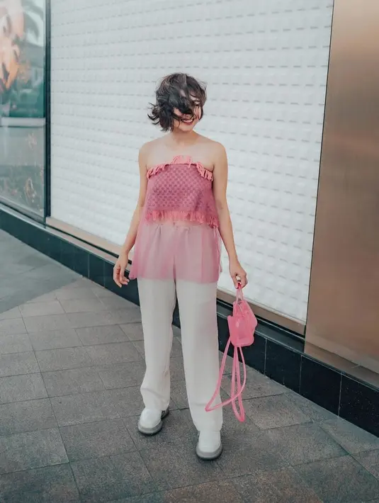 Febby Rastanty sepertinya sangat senang dengan gaya outfitnya kali ini. Dia bahkan tersenyum sambil mengibas rambutnya