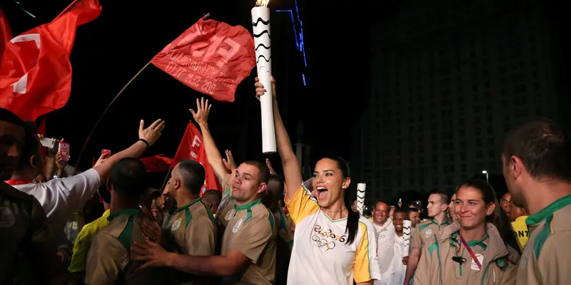 20160804-Adriana Lima Bawa Obor Olimpiade 2016-Brasil