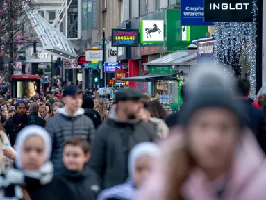 Para pembeli memadati troatoar di Oxford Street, pusat kota London pada Sabtu (22/12). Setiap hari Oxford Street yang merupakan salah satu pusat perbelanjaan selalu ramai, namun menjelang natal keramaiannya meningkat. (NIKLAS HALLE'N/AFP)