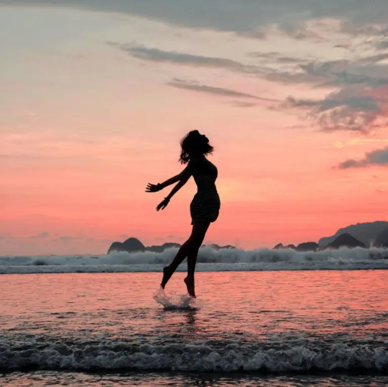 Pulau Merah, Banyuwangi, Jawa Timur. (Rickycs_/Instagram)