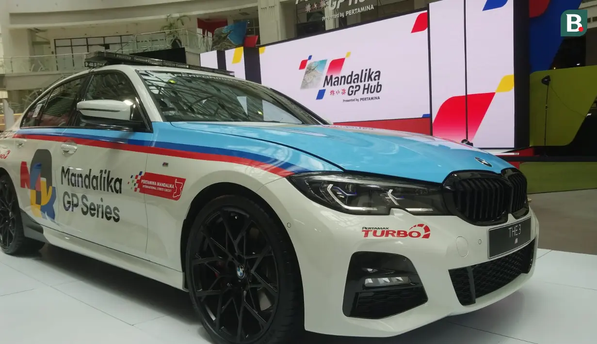 Selain itu awak media dan publik umum juga dapat melihat dari dekat salah satu unit electric safety car BMW yang akan digunakan di Mandalika dan mencoba simulator motor balap yang ada di lokasi. (Bola.com/Darojatun)