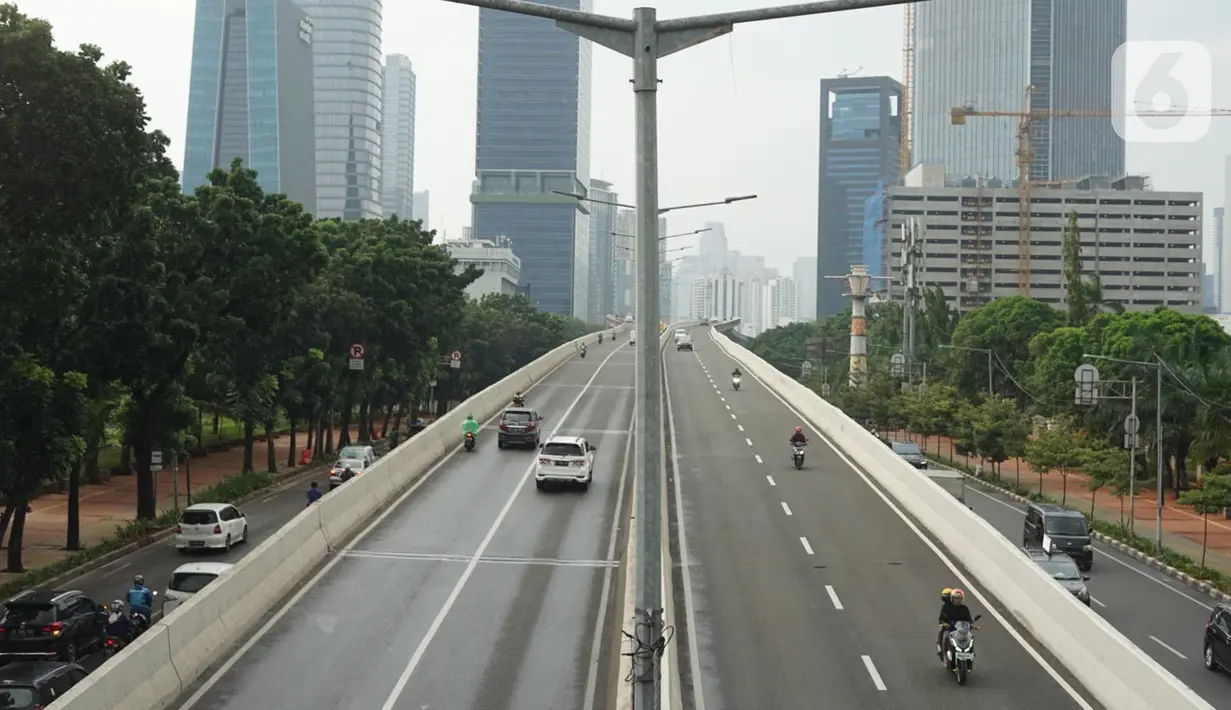 Pengendara sepeda motor melintasi Jalan Layang Non Tol (JLNT) Kampung Melayu-Tanah Abang, Jakarta, Kamis (12/3/2020). Ditlantas Polda Metro Jaya berencana menerapkan tilang elektronik atau electronic traffic law enforcement (ETLE) dalam waktu dekat di JLNT tersebut. (Liputan6.com/Immanuel Antonius)