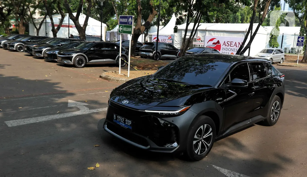 Mobil listrik yang akan digunakan untuk Konferensi Tingkat Tinggi (KTT) ke-43 ASEAN terparkir di Parkir Timur Gelora Bung Karno, Senayan, Jakarta, Selasa (29/8/2023). (Liputan6.com/Angga Yuniar)