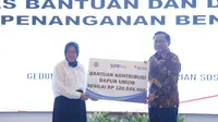 YPP SCTV-Indosiar menyerahkan bantuan kontribusi dapur umum kepada Kementerian Sosial (Kemensos). Bantuan diserahkan secara simbolik oleh Ketua Umum YPP SCTV Indosiar Imam Sudjarwo kepada Mensos Tri Rismaharini. (Foto: Humas Kemensos)