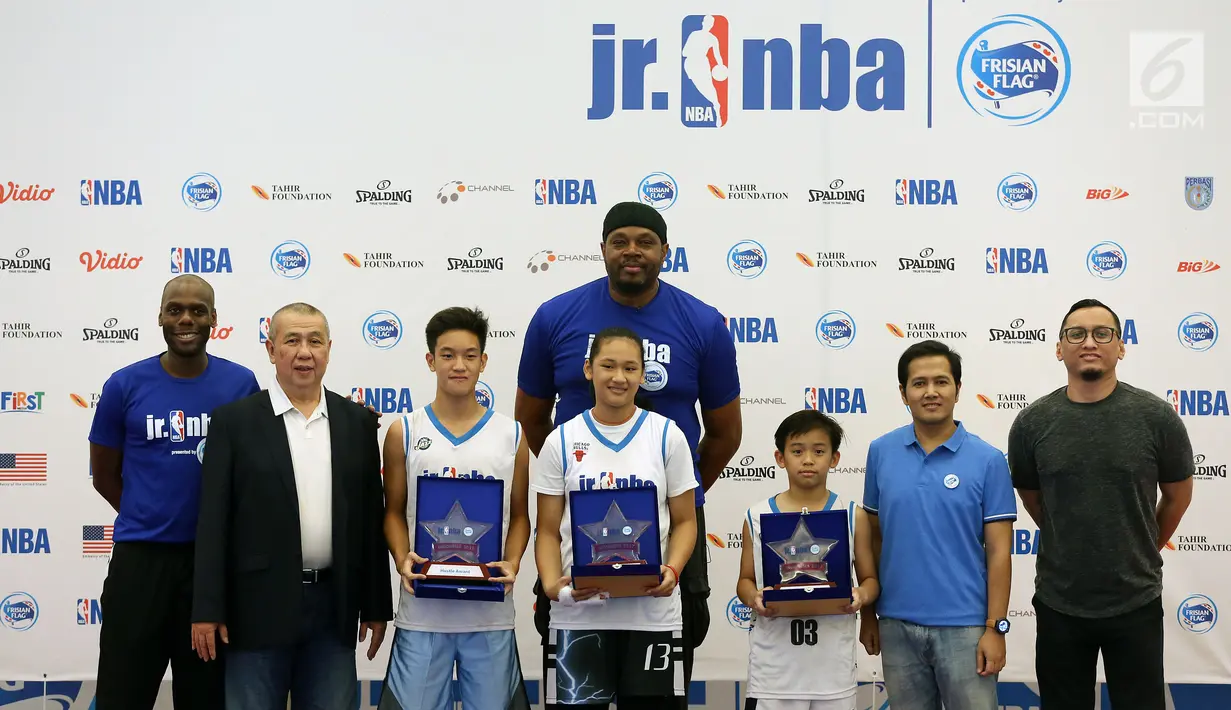 Mantan Pemain NBA Sam Perkins melakukan foto bersama dalam acara penutupan Program Selection Camp Jr. NBA Indonesia 2017 di Jakarta, Minggu (10/9). (Liputan6.com/Johan Tallo)