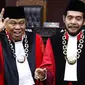 Ketua Mahkamah Konstitusi (MK) terpilih Anwar Usman (kanan) dan Hakim Konstitusi Arief Hidayat usai acara pengucapan sumpah jabatan Ketua dan Wakil Ketua MK di gedung MK, Jakarta, Senin (2/4). (Liputan6.com/Immanuel Antonius)