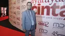 Penulis novel Habiburrahman El Shirazy berpose untuk difoto saat menghadiri gala premiere film Ayat Ayat Cinta 2 di Jakarta, Kamis (07/12). (Liputan6.com/Herman Zakharia)