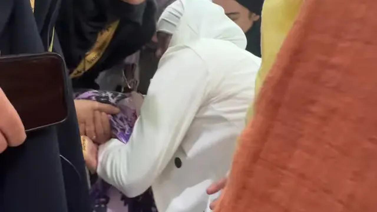 7 Momen Celine Evangelista Bantu Ibu-Ibu Terjatuh Saat Umroh, Panen Pujian