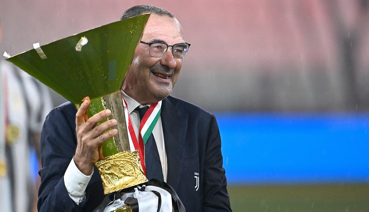 Selebrasi pelatih Juventus, Maurizio Sarri dengan trofi juara Liga Italia 2019/2020 setelah berakhirnya laga menghadapi AS Roma di Allianz Stadium, Turin (1/8/2020). Maurizio Sarri pernah membesut Juventus dan Napoli yang menjadi rival Utara-Selatan antara Turin dan Naples. Napoli ditanganinya pada 2015/2016 hingga 2017/2018. Sementara Juventus memakai jasanya selama semuism pada 2019/2020. (AFP/Isabella Bonotto)