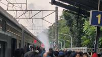 Kereta rangkaian listrik (KRL) KA 1336 rute Jakarta Kota-Bogor mengalami gangguan di jalur 1 Stasiun Universitas Pancasila, Jakarta Selatan, Selasa (10/2/2026).