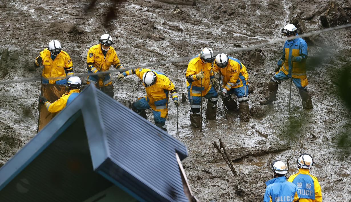 Tim penyelamat melanjutkan operasi pencarian di lokasi tanah longsor di Izusan di Atami, prefektur Shizuoka, barat daya Tokyo, Senin (5/7/2021). Sekitar 700 orang dari polisi prefektur Shizuoka, petugas pemadam kebakaran dan militer Jepang melanjutkan upaya pencarian korban.  (Kyodo News via AP)