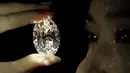 Berlian putih 102,39 karat, yang dikenal sebagai warna D, tanpa cela dipamerkan di ruang lelang Sotheby di Hong Kong, Senin (28/9/2020). Sotheby's mengatakan salah satu berlian terlangka di dunia ini adalah berlian oval terbesar kedua dari jenisnya yang ditawarkan di pelelangan (AP Photo/Vincent Yu)