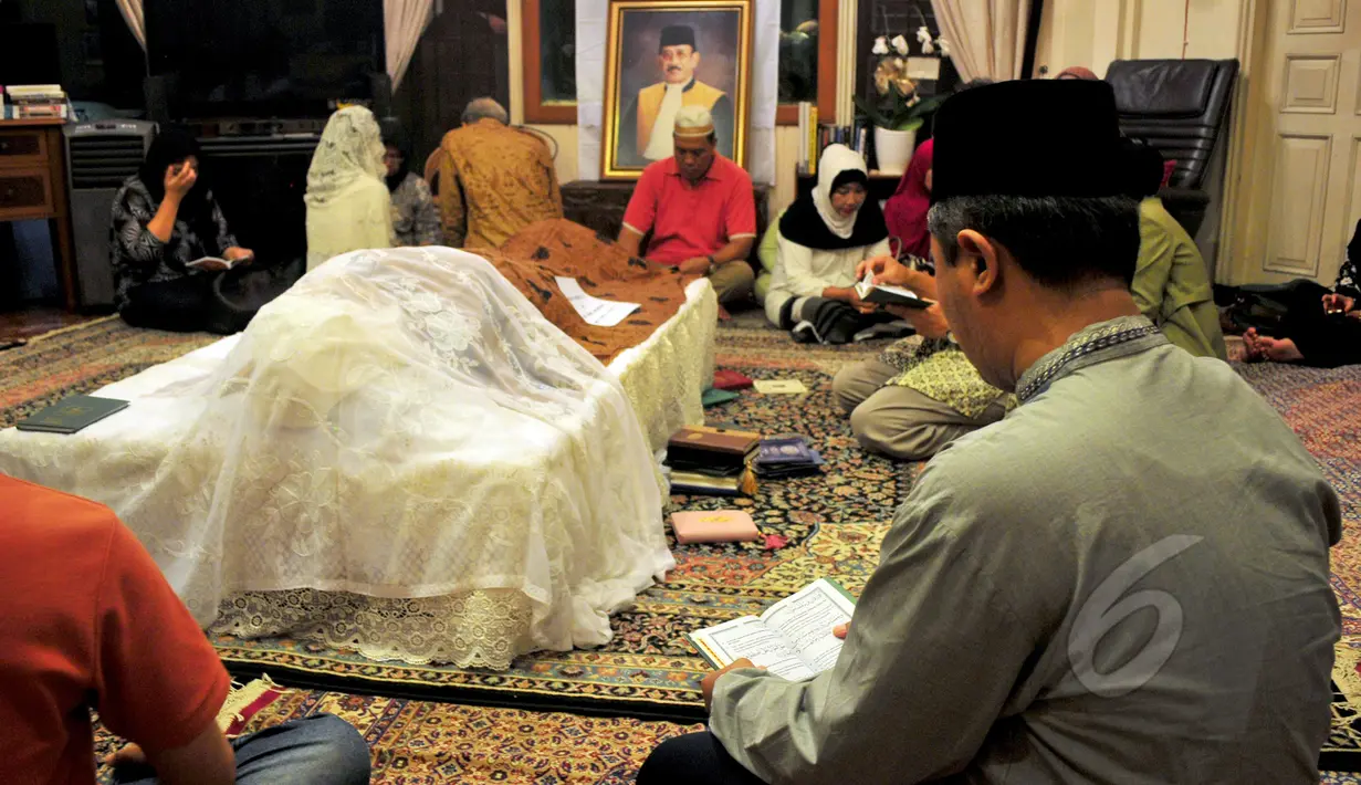 Sejumlah kerabat mendoakan jenazah mantan hakim agung Benjamin Mangkoedilaga, yang disemayamkan di rumah duka di Jakarta Selatan, Kamis (21/5/2015). Benjamin‎ meninggal karena sakit jantung yang dideritanya. (Liputan6.com/Yoppy Renato)