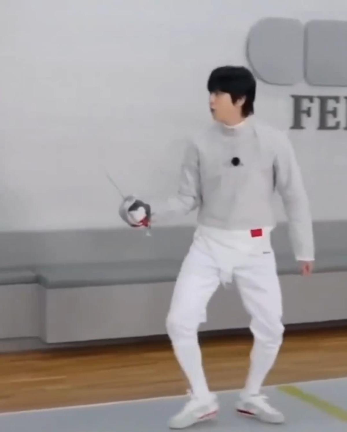 Potret Jin BTS Pakai Kostum Anggar, Visualnya Gantengnya Bikin Kepincut