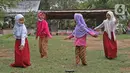 Sejumlah murid SD sedang bernari di sekolah alam Sukawangi, Kabuapaten Bekasi, Jawa Barat, Senin (30/11/2020). Kegiatan bermain di alam terbuka menjadi solusi bagi para murid untuk menghilangkan rasa jenuh usai belajar dimasa pandemi COVID-19. (Liputan6.com/Herman Zakharia)