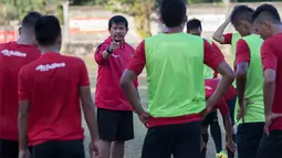Pelatih Bali United, Indra Sjafri memberikan arahan kepada tim asuhannya pada latihan terakhir sebelum menghadapi Persija di laga Piala Presiden 2015, Denpasar, Bali, Sabtu (30/8/2015). (Bola.com/Vitalis Yogi Trisna)