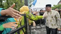 Gubernur Jawa Barat, Ridwan Kamil menyalami emak-emak yang hadir di pembukaan Muktamar ke-48 Muhammadiyah dan Aisyiyah di Stadion Manahan, Solo, Sabtu (19/11)