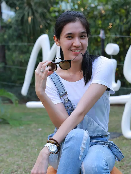 'Iya aku suka banget sama kaca mata, harus dibawa. Belakangan sering pakai kalau lagi pergi-pergi, apalagi matahari lagi terik, aku butuh buat lindungin mata aku,' papar Dhini. (Galih W.Satria/Bintang.com)