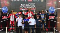 Pebalap Astra Honda, Rheza Danica Ahrens (tengah) dan Veda Ega Pratama (kiri) raih podium pertama dan kedua pada race pertama seri kedua di ajang Kejuaraan Nasional (Kejurnas) Mandalika Racing Series di kelas Sport 250cc di Pertamina Mandalika International Street Circuit, Nusa Tenggara Barat (15/7/2023). (Doc AHM)