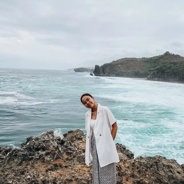 Jarang Tersorot, Ini 5 Potret Anastasia Niken Adik Anthony Sinisuka Ginting