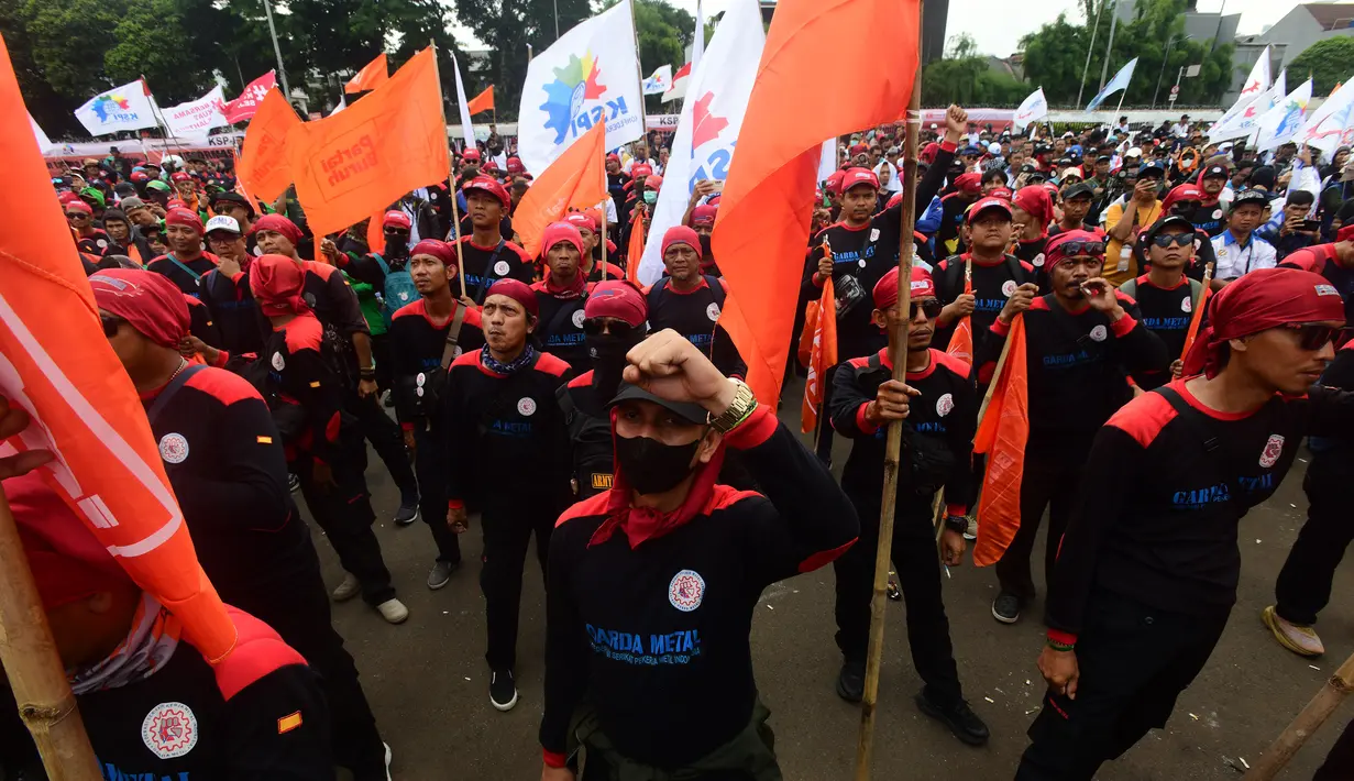 Ratusan buruh yang tergabung dalam Koalisi Serikat Pekerja dan Partai Buruh (KSP-PB), termasuk Konfederasi Serikat Pekerja Indonesia (KSPI) menggelar aksi unjuk rasa di depan Gedung MPR-DPR-DPD RI, Jakarta, Kamis (28/8/2025). (merdeka.com/Arie Basuki)