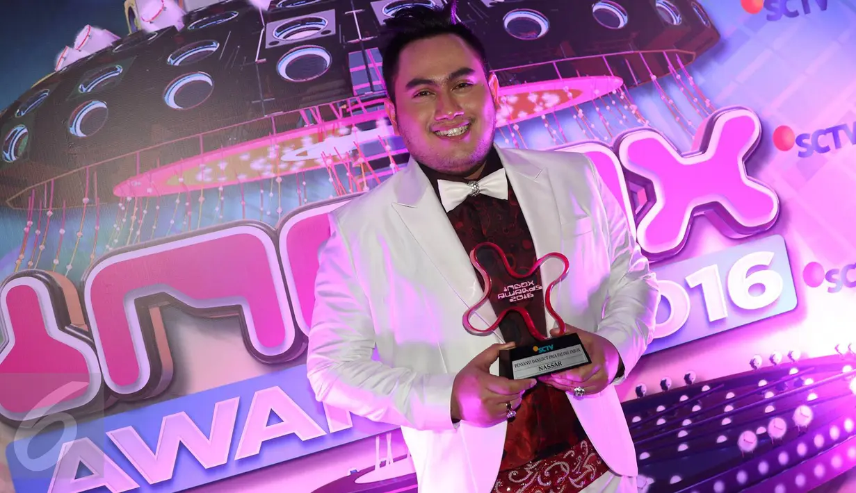 Pedangdut Nassar berhasil meraih gelar Penyanyi Dangdut Pria Paling inBox pada ajang inBox Awards 2016 di Studio 6 Emtek City, Jakarta, Rabu (19/10). Ini merupakan penghargaan ketiga Nassar dalam ajang yang sama. (Liputan6.com/Immanuel Antonius)
