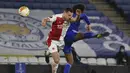 Bek Slavia Praha, Jan Boril (kiri) berduel udara dengan Gelandang Leicester City, Hamza Choudhury dalam laga leg kedua babak 32 Besar Liga Europa 2020/21 di King Power Stadium, Kamis (25/2/2021). Slavia Praha menang 2-0 atas Leicester City dan lolos ke babak 16 Besar. (AP/Rui Vieira)