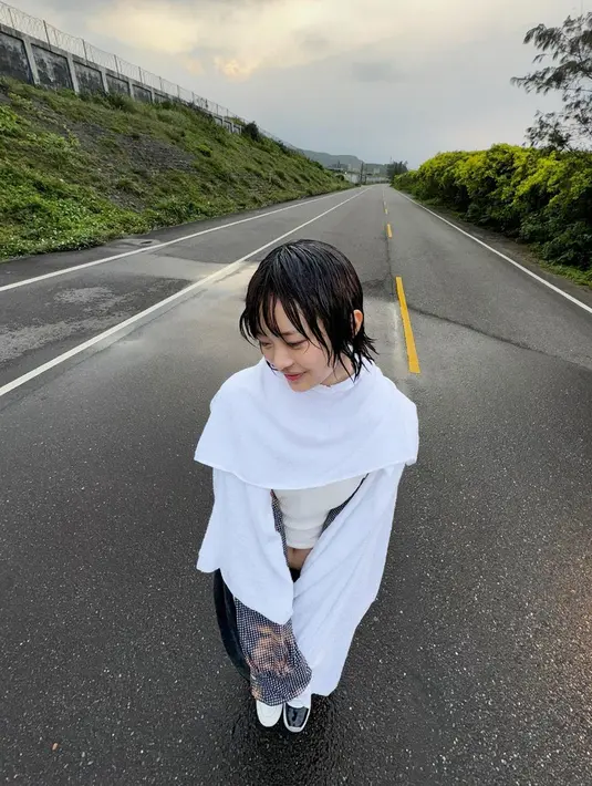 Sempat bikin heboh para Bunnies, namun ternyata potongan rambut terbaru Hanni tersebut bukan asli. [@newjeans_official]