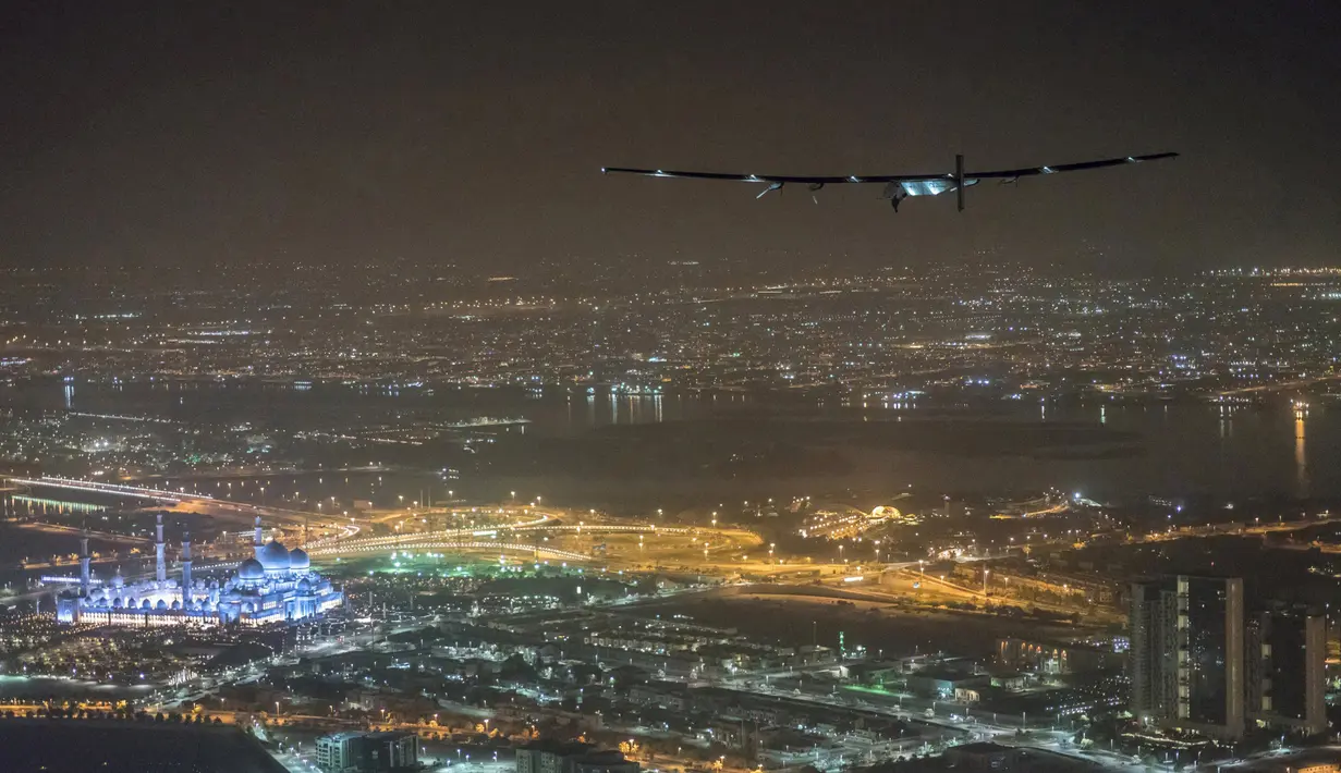 Pesawat tenaga surya Solar Impulse 2  saat akan melakukan pendaran di Abu Dhabi, Uni Emirat Arab , 26 Juli 2016. Pesawat tanpa bahan bakar tersebut terbang pada 9 maret 2015 dan akhirnya mendarat 26 Juli di Abu Dhabi. (Reuters)