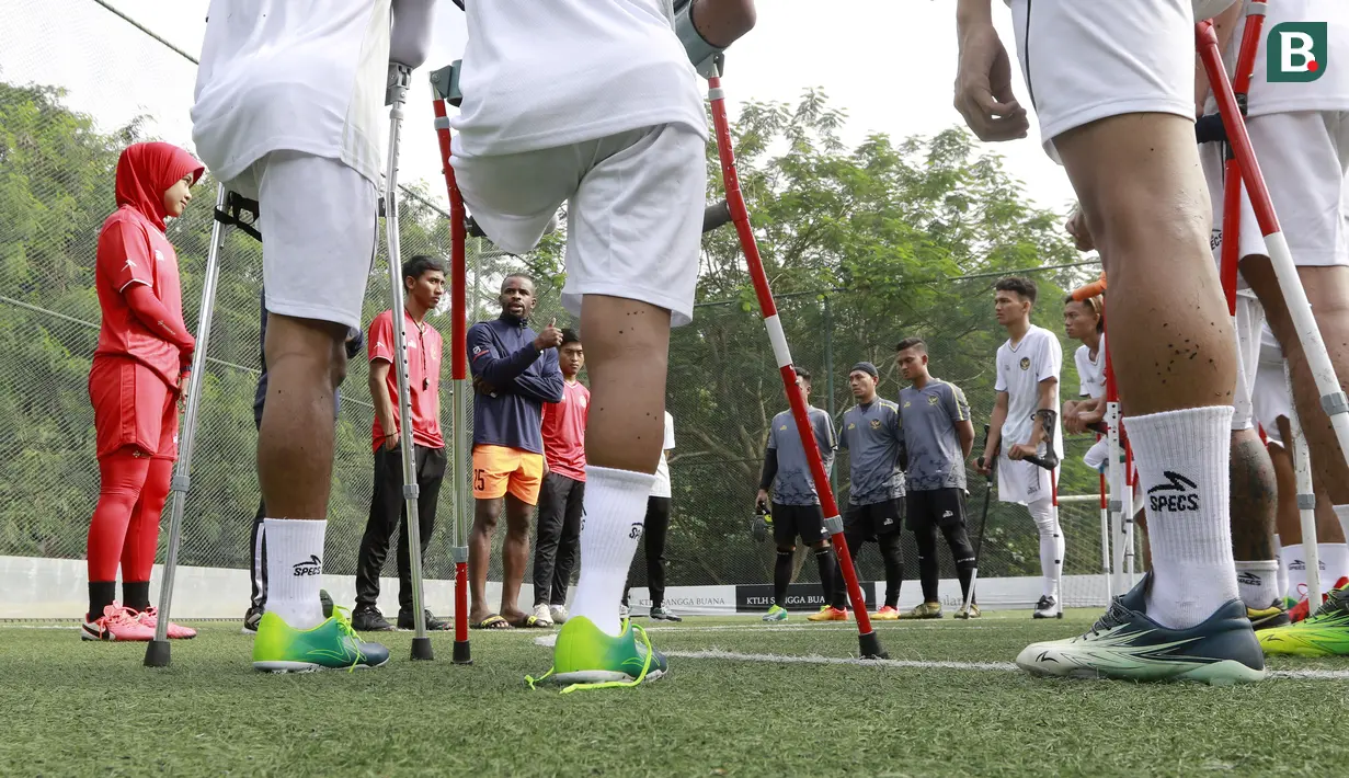 Greg Nwokolo memberikan motivasi kepada pemain Timnas Amputasi Indonesia usai melakukan latihan di Sports Club Serena Mansion, Jakarta, Selasa (28/6/2022). Latihan tersebut merupakan persiapan jelang berlaga di Piala Dunia Sepakbola Amputasi atau World Amputee Football Federation (WAFF) World Cup 2022 di Turki pada Oktober 2022. (Bola.com/M Iqbal Ichsan)