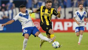 Pemain depan Velez Sarsfield #39, Imanol Machuca, dan pemain bertahan Penarol #20, Pedro Milans, berebut bola selama pertandingan babak pertama penyisihan grup Copa Libertadores antara Velez Sarsfield dari Argentina dan Penarol dari Uruguay di stadion Jose Amalfitani di Buenos Aires pada tanggal 2 April 2025. (JUAN MABROMATA/AFP)