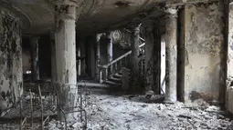 Pemandangan di dalam teater Mariupol yang rusak selama pertempuran di Mariupol, di wilayah di bawah pemerintahan Republik Rakyat Donetsk, Ukraina timur, Senin, 4 April 2022. Gedung teater Mariupol dikabarkan dihantam oleh Rusia dengan bom pada 16 Maret 2022 lalu. (AP Photo/Alexei Alexandrov)