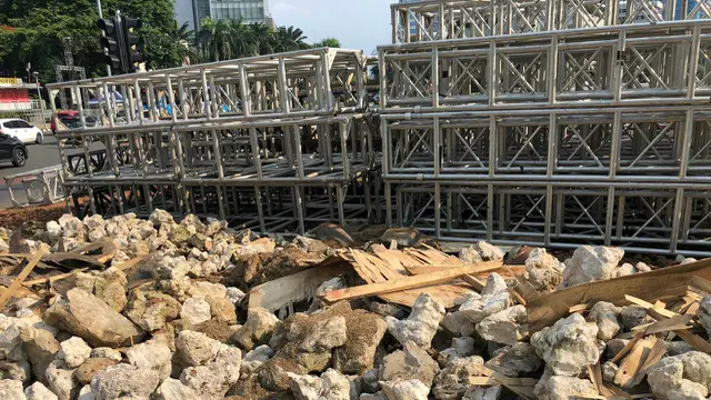 Instalasi batu Gabion di Bundaran HI Jakarta dibongkar pada Senin malam 23 Desember 2019. (Liputan6.com/ Delvira Chaerani Hutabarat)