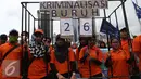 Sejumlah buruh membawa kerangkeng saat aksi May Day 2016 di Jakarta, Minggu (1/5). Kaum buruh mengajukan tuntutan menolak upah murah serta pencabutan PP No. 78 Tahun 2015. (Liputan6.com/Angga Yuniar)