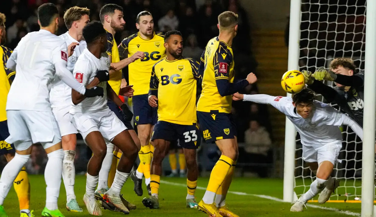Kiper Oxford United Edward McGinty (kanan) melakukan penyelamatan saat melawan Arsenal pada pertandingan sepak bola Piala FA di Stadion Kassam, Oxford, Inggris, 9 Januari 2023. Arsenal menang 3-0. (AP Photo/Frank Augstein)