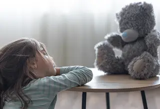 Depresi bukan sekadar anak sedang bad mood atau tantrum. Ini adalah kondisi ketika anak mengalami kesedihan mendalam, mudah marah, atau merasa putus asa selama berminggu-minggu hingga berbulan-bulan. [Dok/freepik.com/pvproductions]