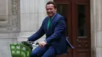 Gubernur California ke-38, Arnold Schwarzenegger tersenyum saat mengendarai sepeda untuk bertemu Walikota Paris, Anne HIdalgo di Paris (11/12). Schwarzenegger berada di Paris untuk menghadiri pertemuan puncak iklim One Planet. (AP Photo / Thibault Camus)