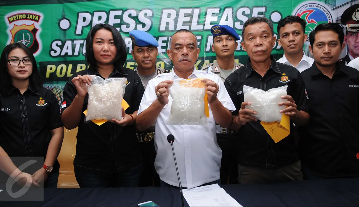 Jajaran Satuan Narkoba Polres Metro Jakarta Pusat memperlihatkan barang bukti saat rilis kasus narkoba, Kamis (29/12). Polisi menyita 3,2 kilogram sabu dari dua tersangka, yakni SY dan EH alias BB. (Liputan6.com/Gempur M Surya)