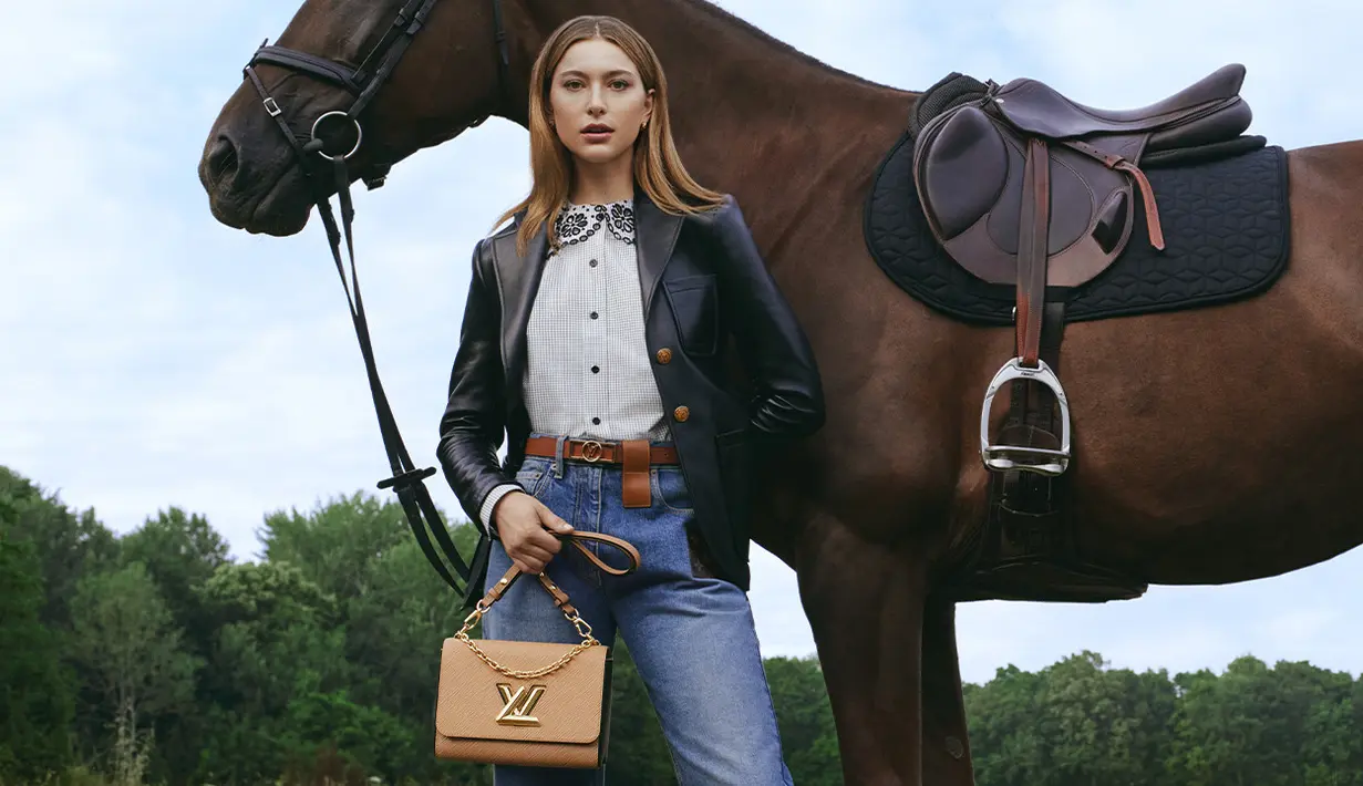 Penampilan Eve Jobs memiliki daya pikat saat dipadukan dengan Twist Bag yang dibawanya. [Louis Vuitton]