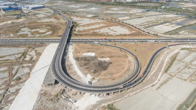 Proyek simpang susun pada ruas tol Surabaya – Gresik yang tengah dibangun PT Hutama Karya (Persero)