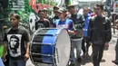 Ribuan Aremania bersemangat berangkat menuju Stadion Utama Gelora Bung Karno untuk mendukung Arema Cronus yang akan tampil di final Torabika Bhayangkara Cup 2016 melawan Persib Bandung, Sabtu (2/4/2016). (Bola.com/Iwan Setiawan)