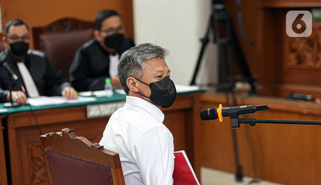 Mantan Kepala Biro Pengamanan Internal (Karo Paminal) Divisi Profesi dan Pengamanan (Propam) Polri Brigjen Hendra Kurniawan bersiap untuk menjalani sidang perdana di Pengadilan Negeri Jakarta, Rabu (19/10/2022). Hendra menjalani sidang dengan agenda pembacaan surat dakwaan kasus obstruction of justice atau perintangan proses penyidikan terkait perkara dugaan pembunuhan berencana terhadap Nofriansyah Yosua Hutabarat atau Brigadir J. (Liputan6.com/Faizal Fanani)
