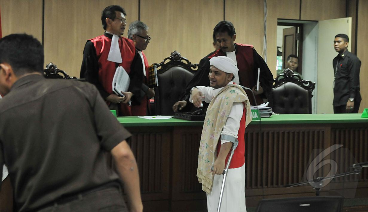 Habib Novel Bamukmin menyalami para hakim usai sidang vonis di PN Jakarta Pusat, Senin (6/4/2015). Habib Shahabuddin dan Habib Novel divonis hakim 7 bulan penjara. (Liputan6.com/Johan Tallo)