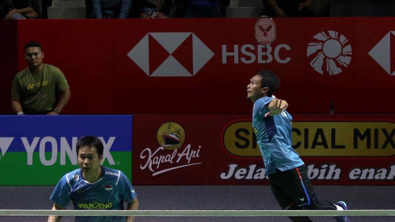Ganda putra Indonesia,&nbsp;Mohammad Ahsan/Hendra Setiawan menghadapi wakil Thailand, Supak Jomkoh/Kittinupang Kedren pada babak 32 besar Indonesia Open 2024 di Istora Senayan, Jakarta, Rabu (5/6/2024). The Daddies, julukan Ahsan/Hendra, sukses menaklukka