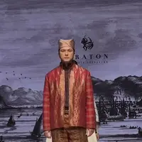 Busana-busana KRATON tampil dengan struktur arsitektural dan potongan presisi khas Auguste, menghadirkan siluet tegas namun tetap feminin. (foto/dok: KRATON Auguste Soesastro)