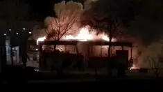 Sebuah bus terbakar di sebuah jalan di Yinchuan, China, (5/1). Bus tersebut terbakar pada selasa dini hari dan membawa puluhan penumpang. (REUTERS / Stringer)