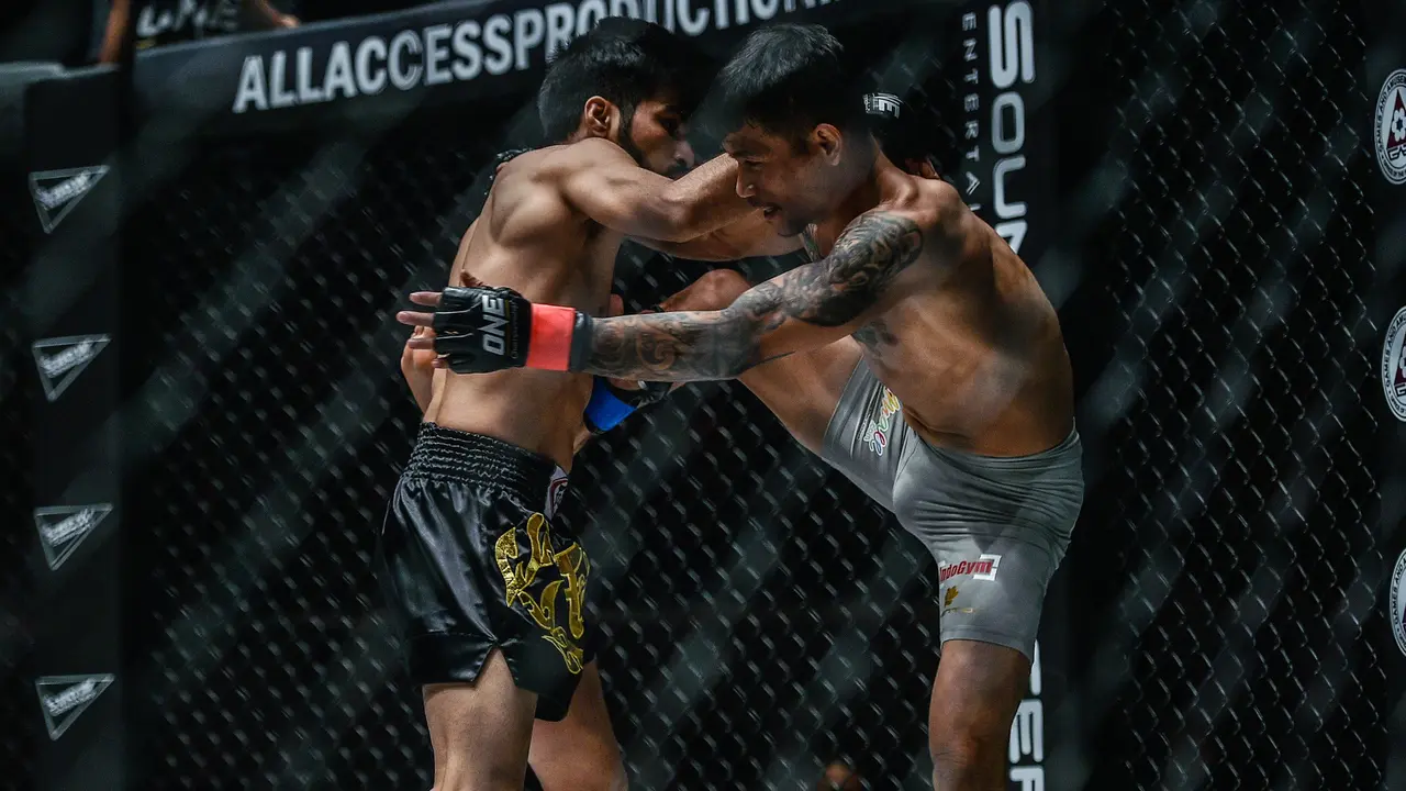 Petarung Indonesia, Egi Rozten (kanan) kalah dari petarung India, Himanshu Kaushik di ajang ONE: Hero's Ascent yang digelar di Manila, Filipina, Jumat (25/1). (ONE Championship)