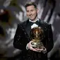 Kapten Timnas Argentina dan striker PSG, Lionel Messi, berhasil meraih trofi Ballon d'Or 2021 pada Selasa (30/11/2021) dini hari WIB.