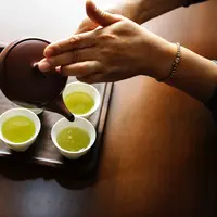 Matcha tea yang sedang digandrungi ternyata bukan cuma enak dinikmati karena rasanya, namun karena banyak manfaat yang dikandungnya untuk kesehatan. (Foto: unsplash.com)