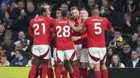 Para pemain Nottingham Forest melakukan selebrasi setelah Elliot Anderson mencetak gol ke gawang Tottenham Hotspur dalam laga lanjutan Liga Inggris 2024/2025 di Tottenham Hotspur Stadium, London, Inggris, Selasa (22/04/2025). (AP Photo/Dave Shopland)